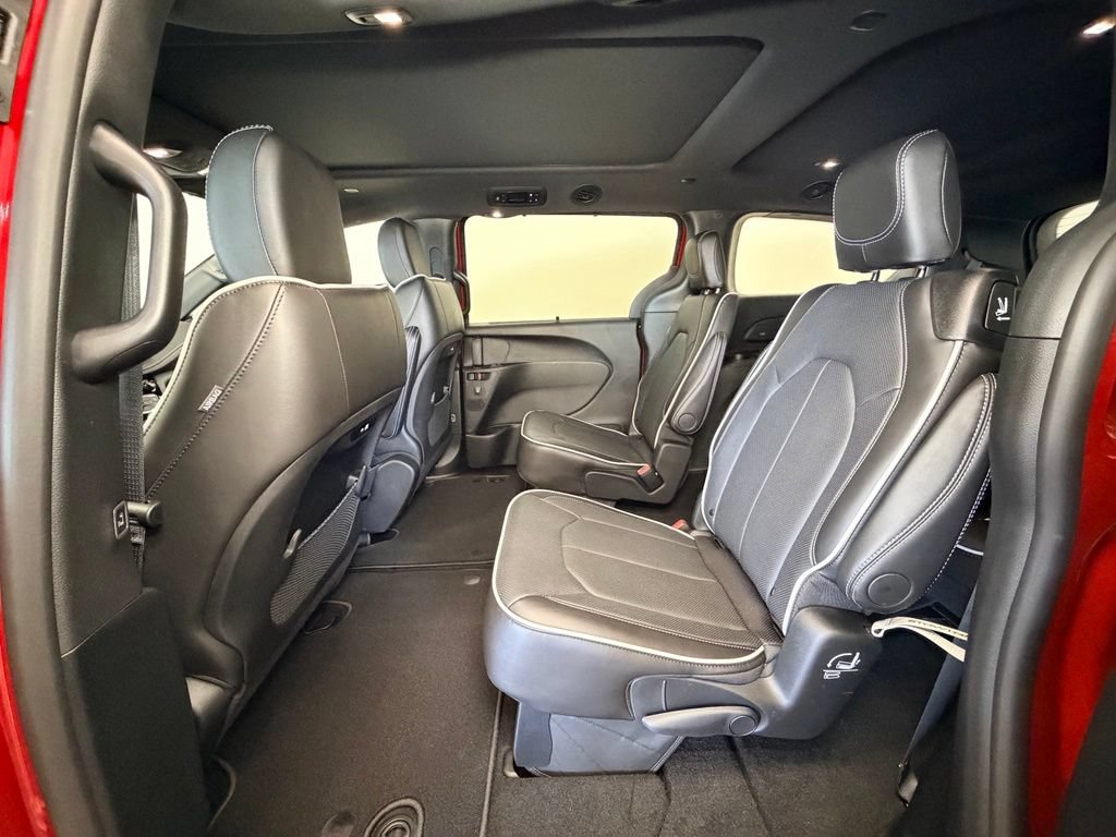 New 2027 Chrysler Pacifica Limited AWD/4WD image 5