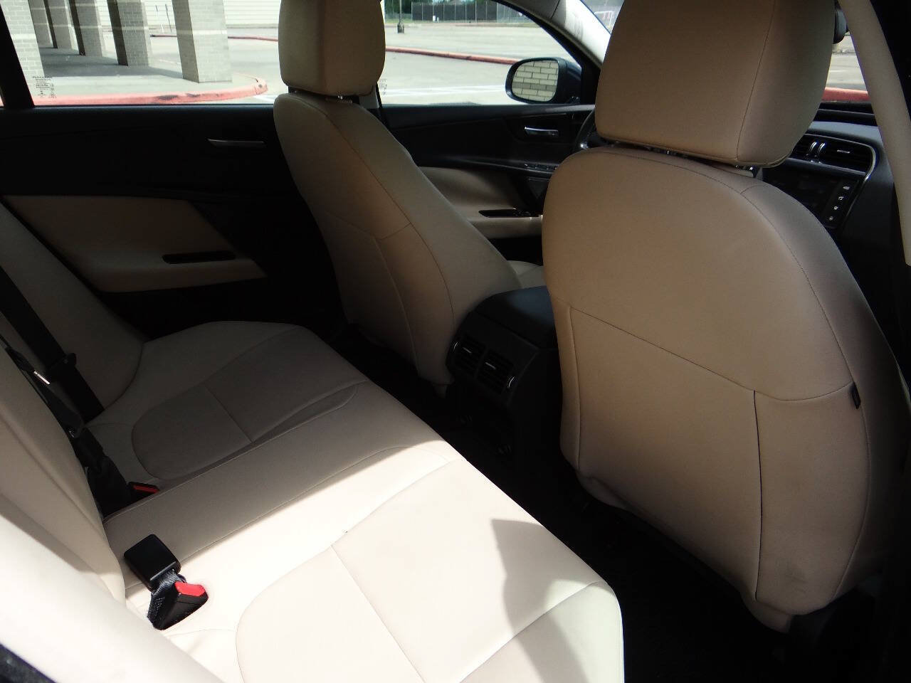 Used 2018 Jaguar XE Premium AWD/4WD image 21