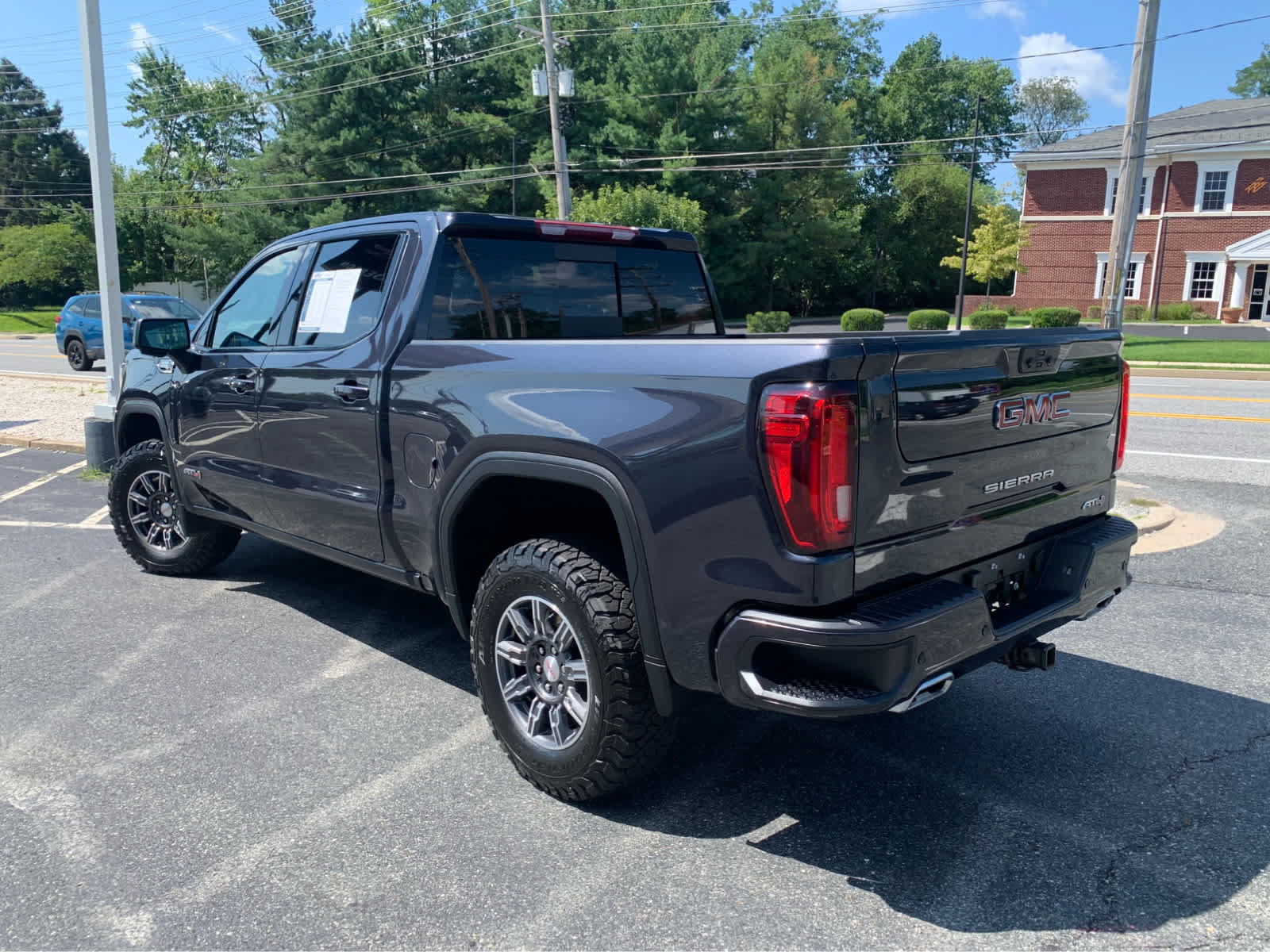 Used 2024 GMC Sierra 1500 AT4 w/ AT4 Preferred Package AWD/4WD image 4