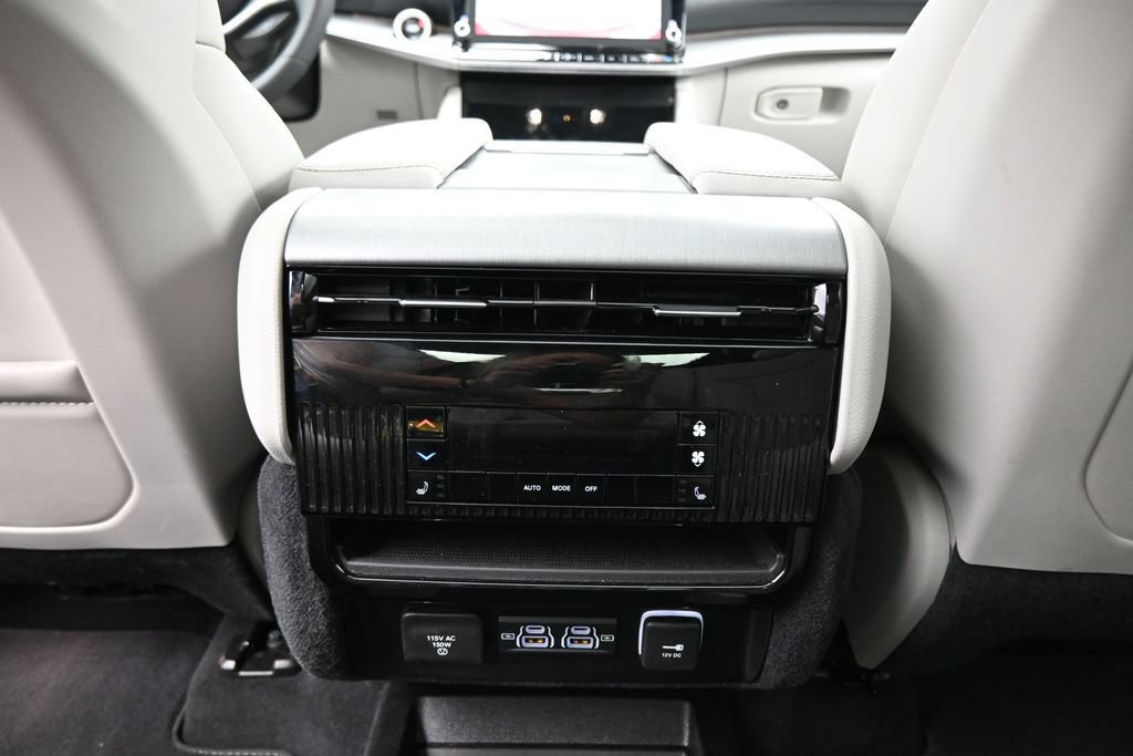 Used 2025 Jeep Wagoneer Series III w/ Premium Group I AWD/4WD image 28