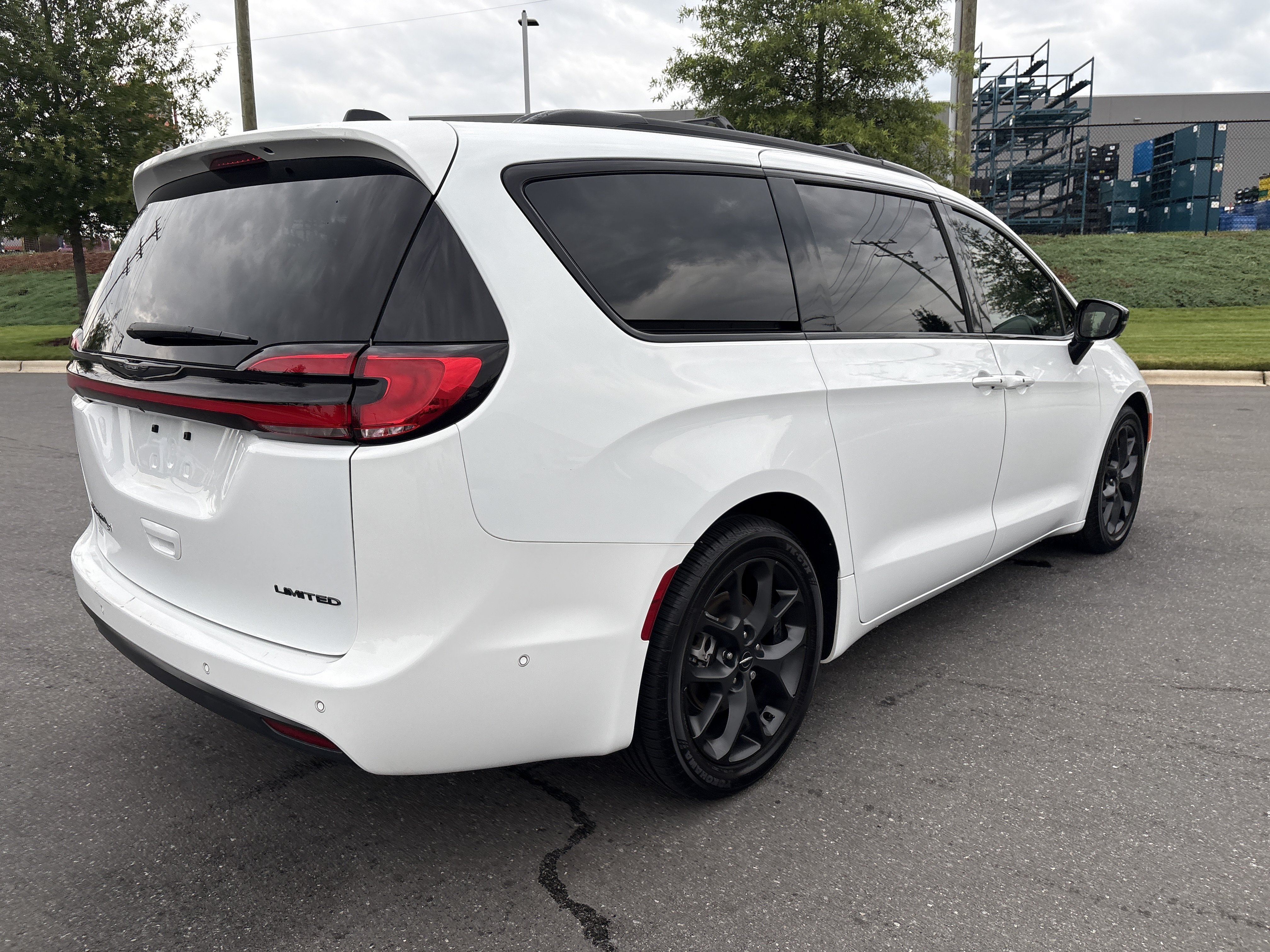 Used 2023 Chrysler Pacifica Limited w/ Uconnect Theater Family Group FWD image 9