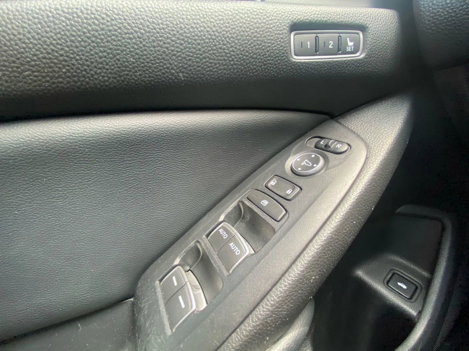 Used 2018 Honda Accord EX-L image 12