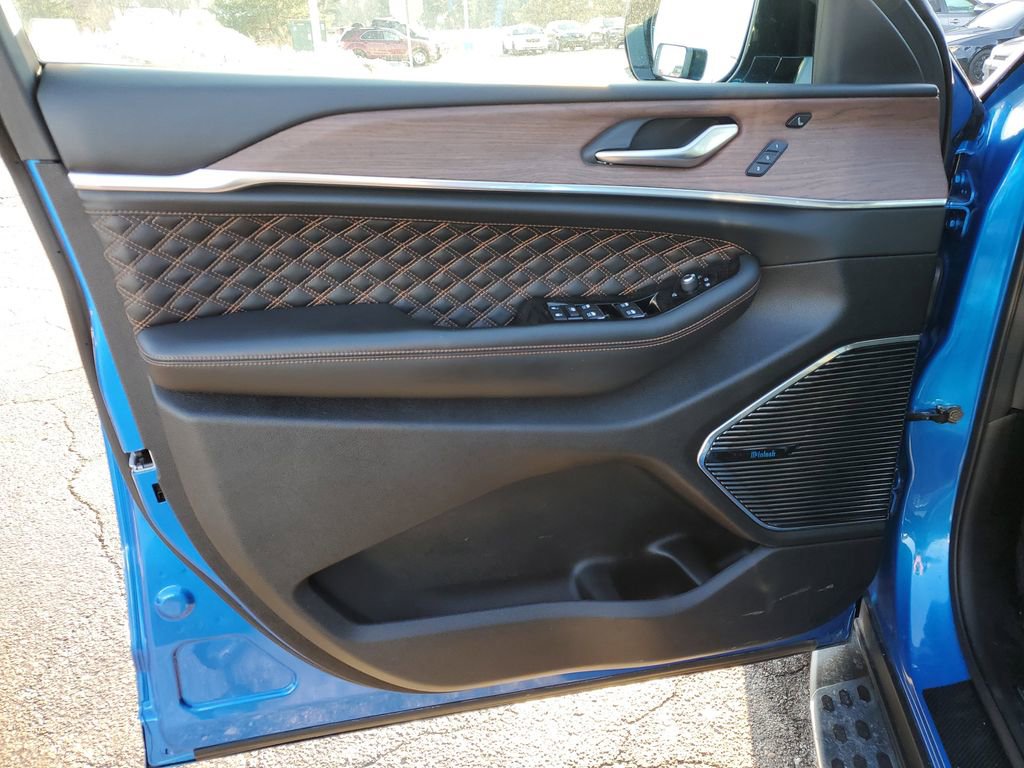 Used 2023 Jeep Grand Cherokee Summit w/ Luxury Tech Group V image 27