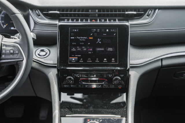 Used 2025 Jeep Grand Cherokee Laredo X w/ Luxury Tech Group I AWD/4WD image 39