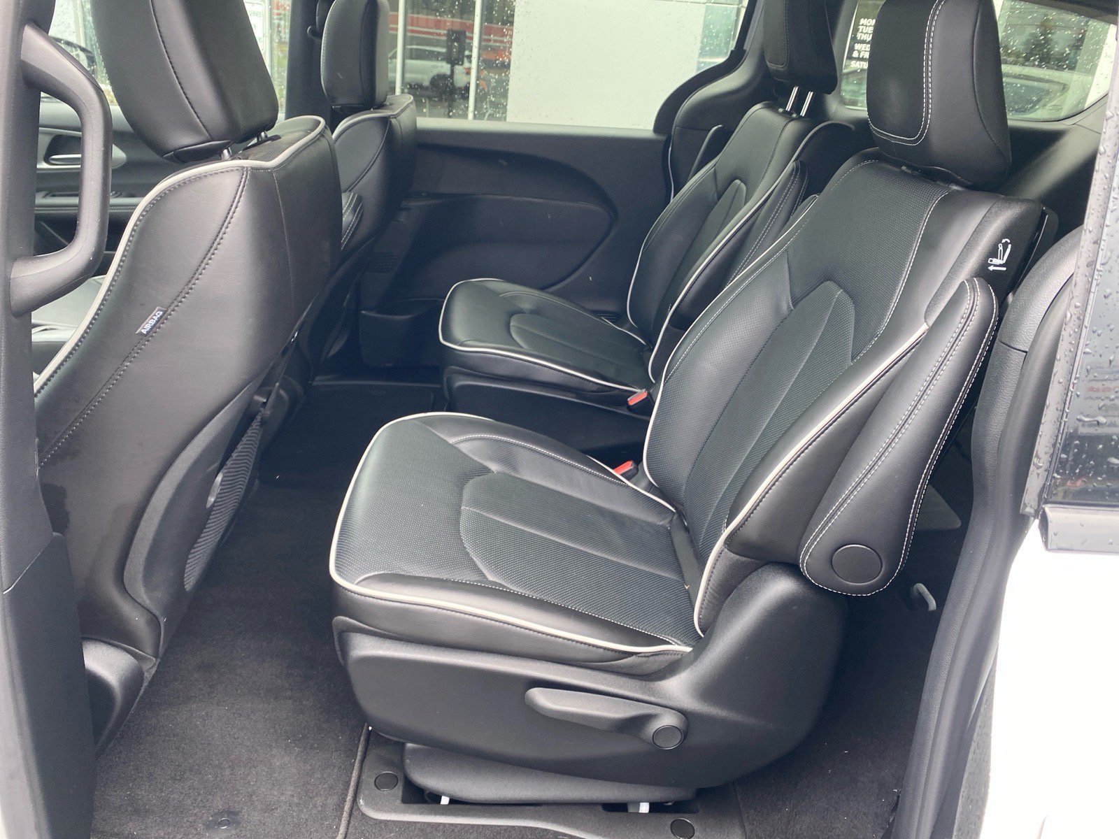 Used 2024 Chrysler Pacifica Premium FWD image 24