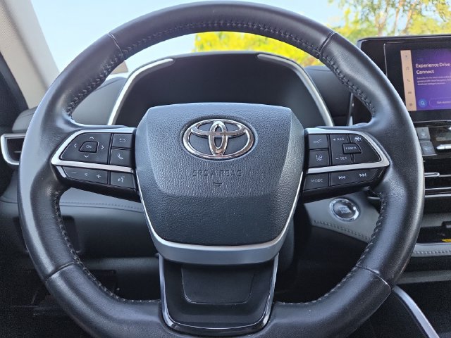 Used 2023 Toyota Highlander XLE AWD/4WD image 18