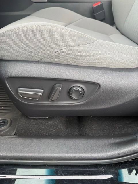 Used 2023 Toyota Venza LE image 17