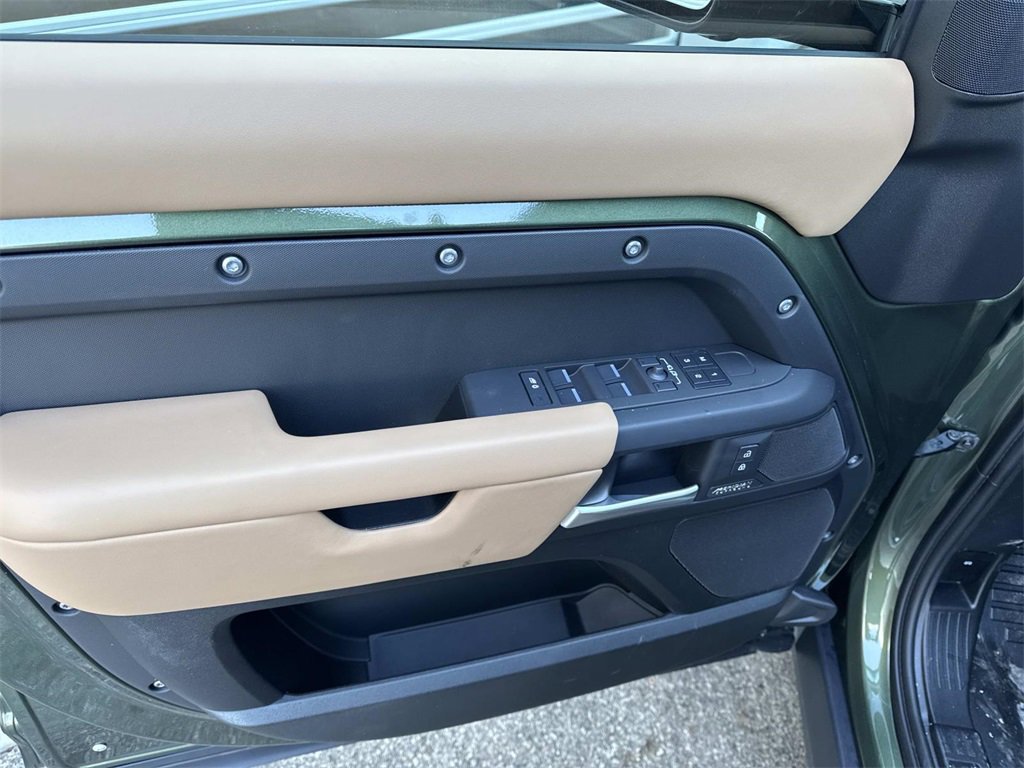 New 2026 Land Rover Defender 130 X-Dynamic SE image 17