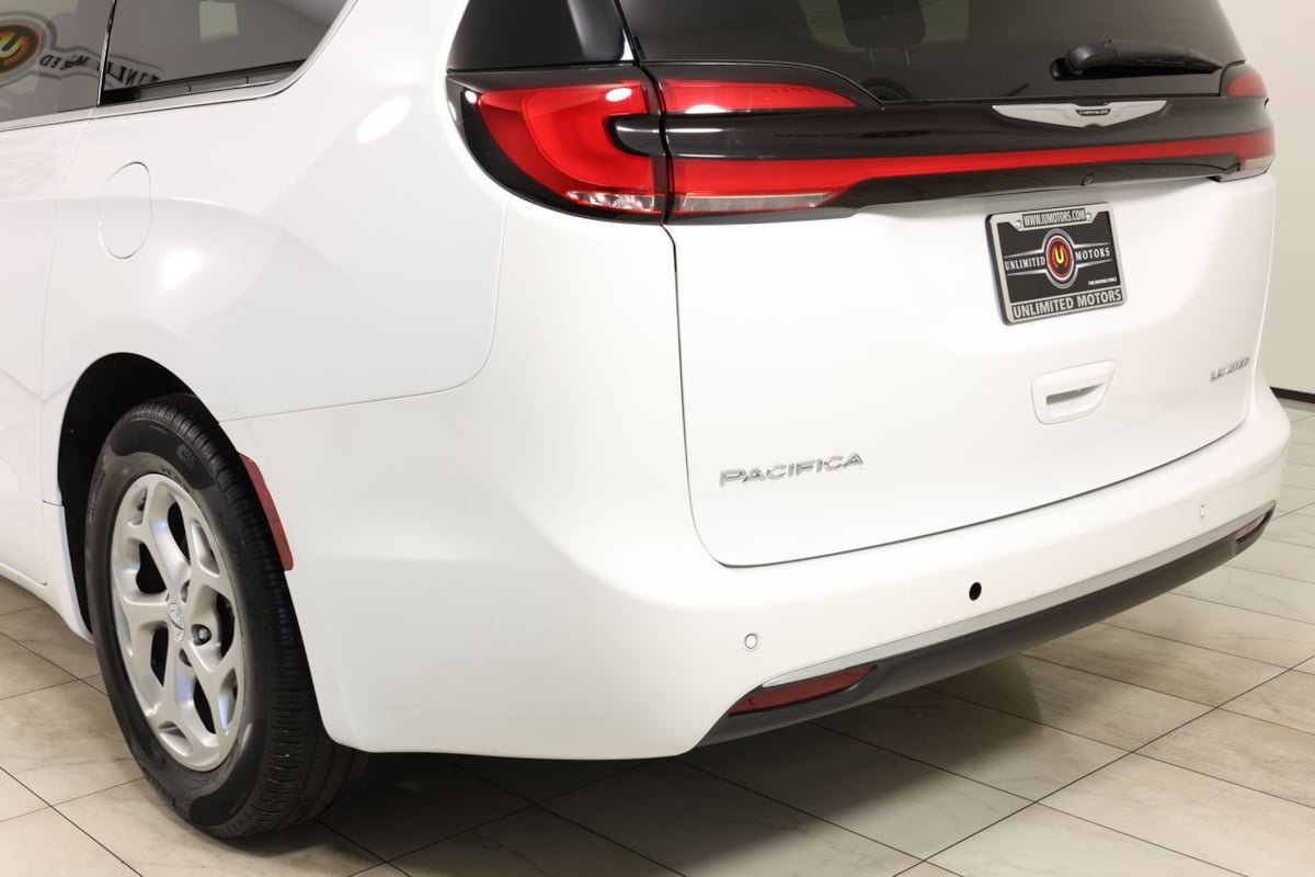 Used 2024 Chrysler Pacifica Limited FWD image 46