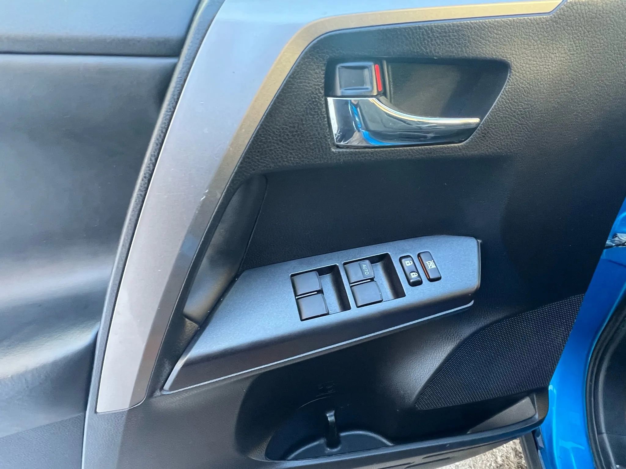 Used 2018 Toyota RAV4 XLE w/ Plus Extra Value Package image 22