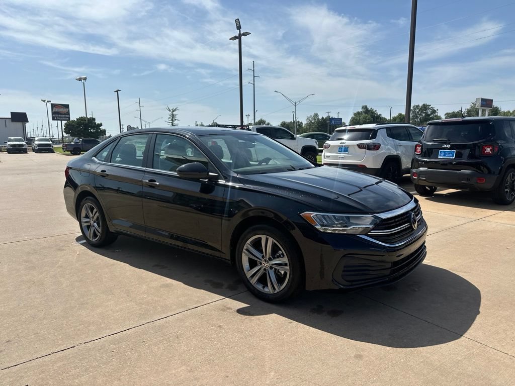 Used 2024 Volkswagen Jetta SE w/ Panoramic Sunroof Package FWD image 3