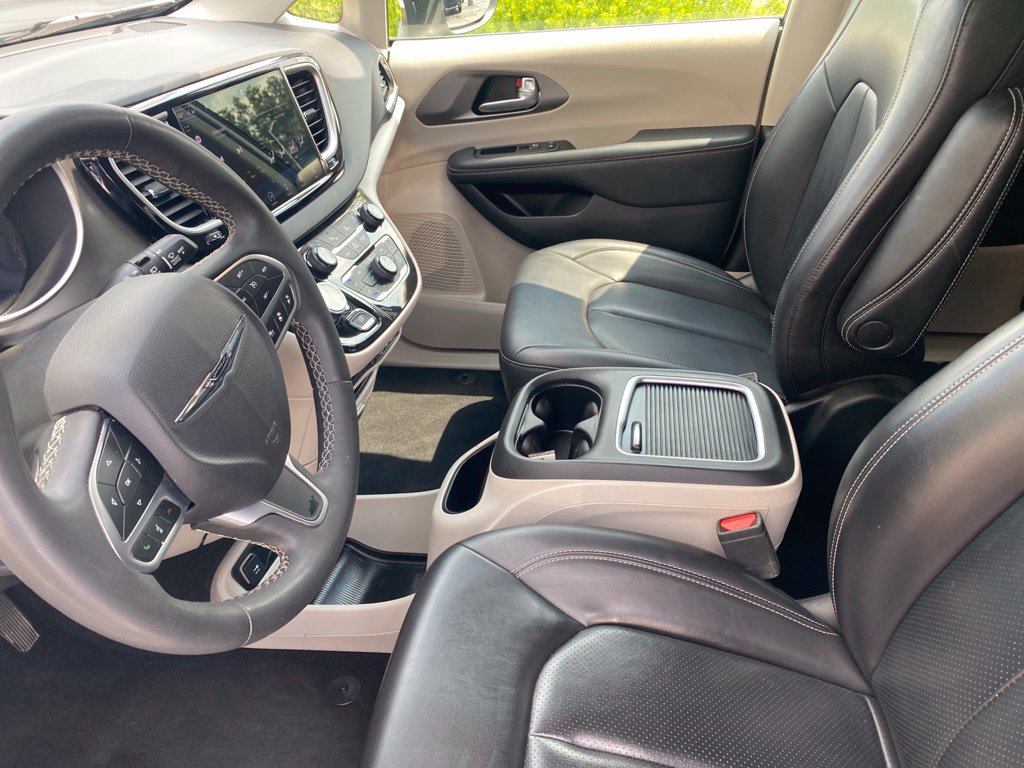 Used 2023 Chrysler Pacifica Touring-L FWD image 17