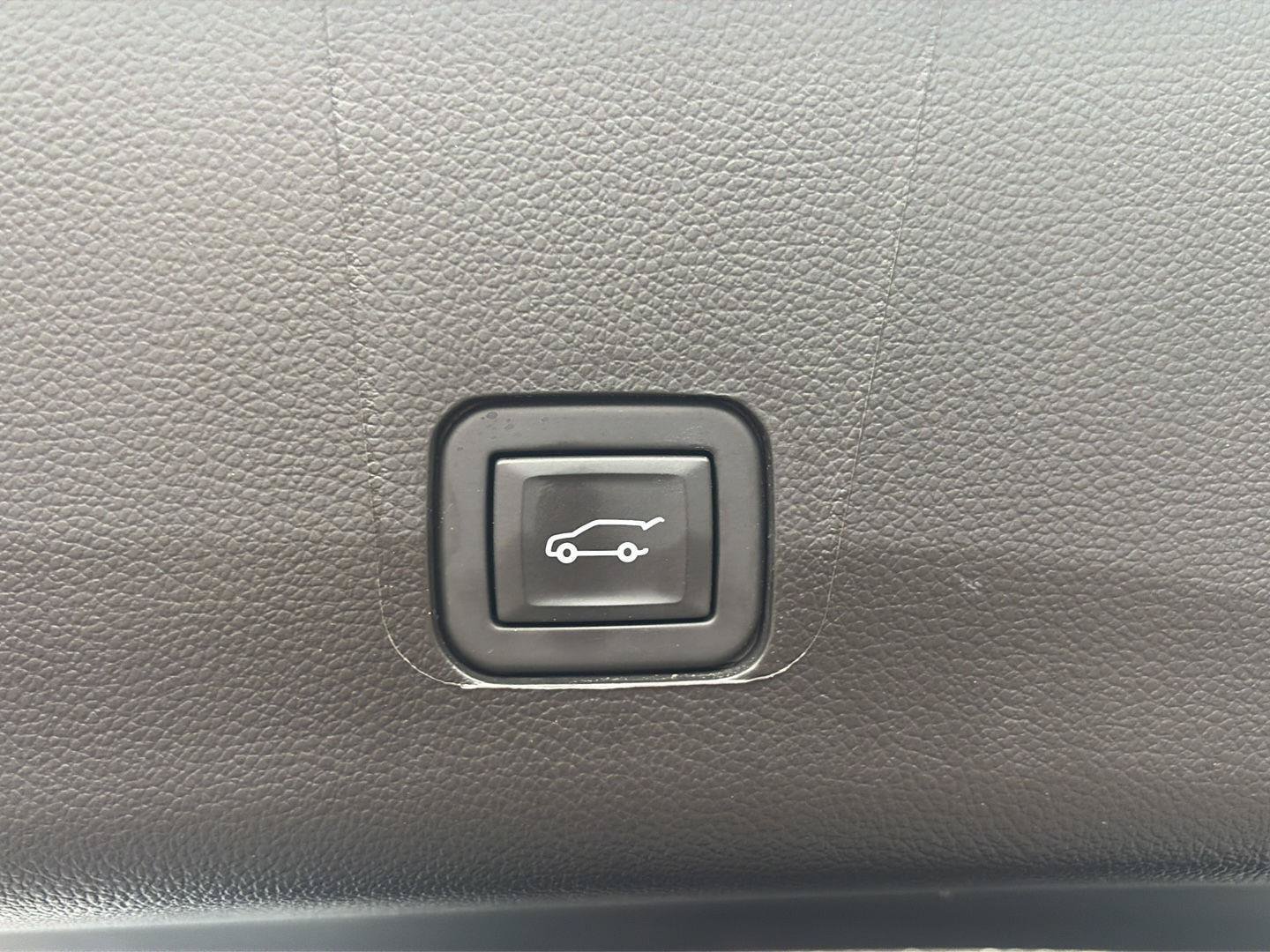 Used 2023 Chevrolet Traverse LT AWD/4WD image 9