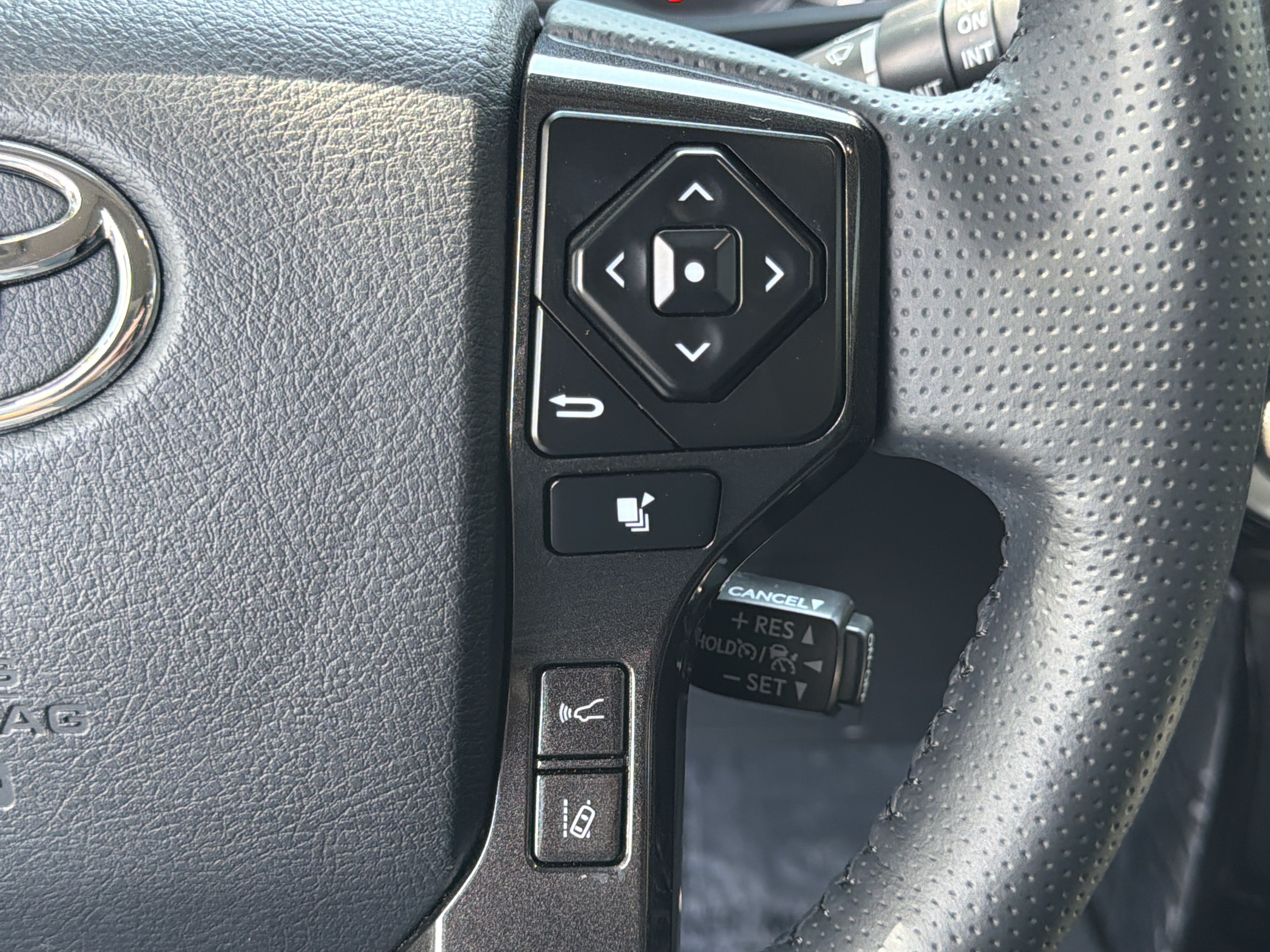 Used 2023 Toyota 4Runner TRD Off-Road Premium w/ Moonroof Package AWD/4WD image 25