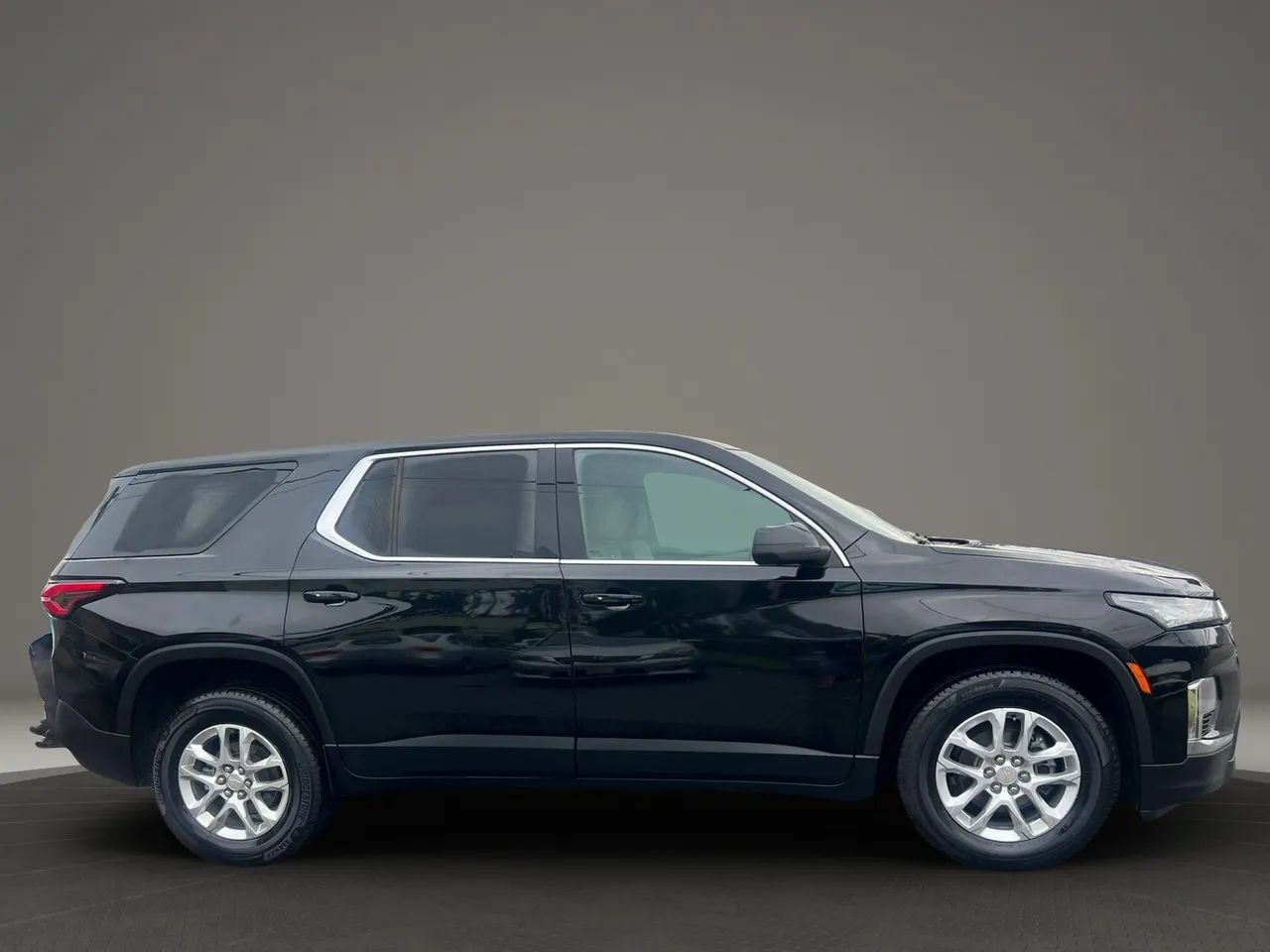 Used 2023 Chevrolet Traverse LS w/ LPO, Cargo Package AWD/4WD image 4