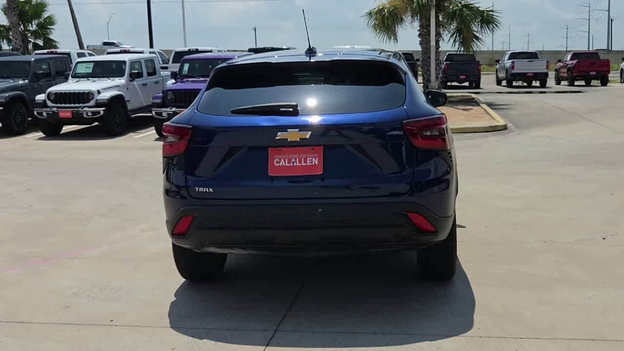 Used 2024 Chevrolet Trax LS w/ LS Convenience Package FWD image 7
