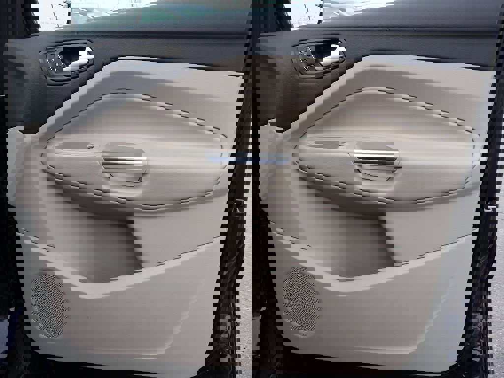 Used 2019 Ford Escape Titanium image 9