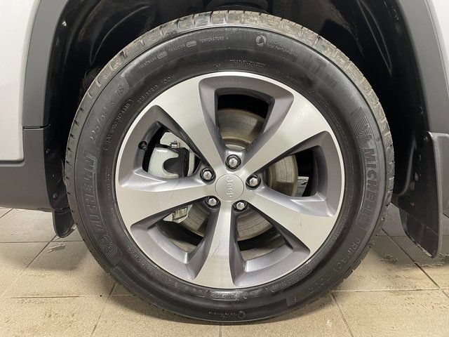 Used 2022 Jeep Cherokee Limited w/ Trailer Tow Group AWD/4WD image 10