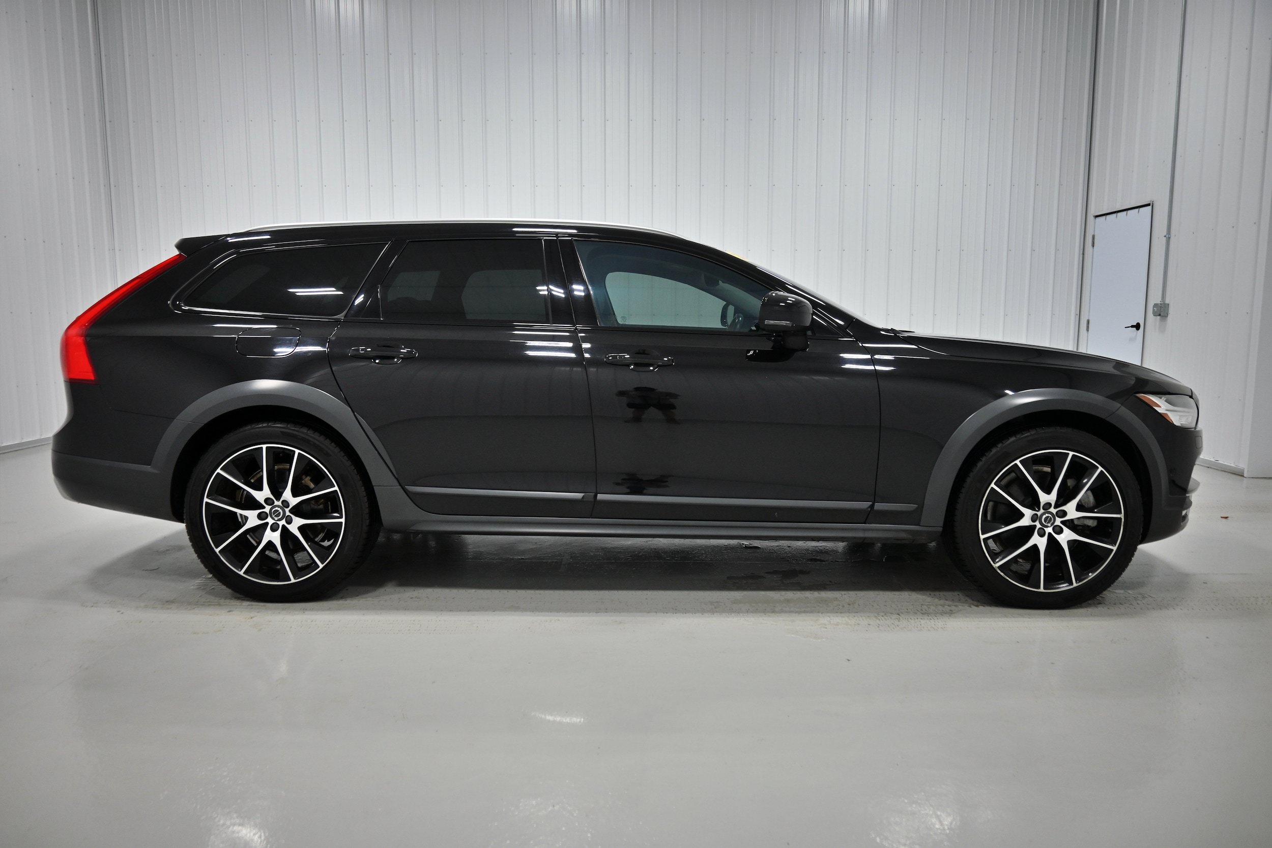 Used 2018 Volvo V90 T6 Cross Country w/ Convenience Package AWD/4WD image 37