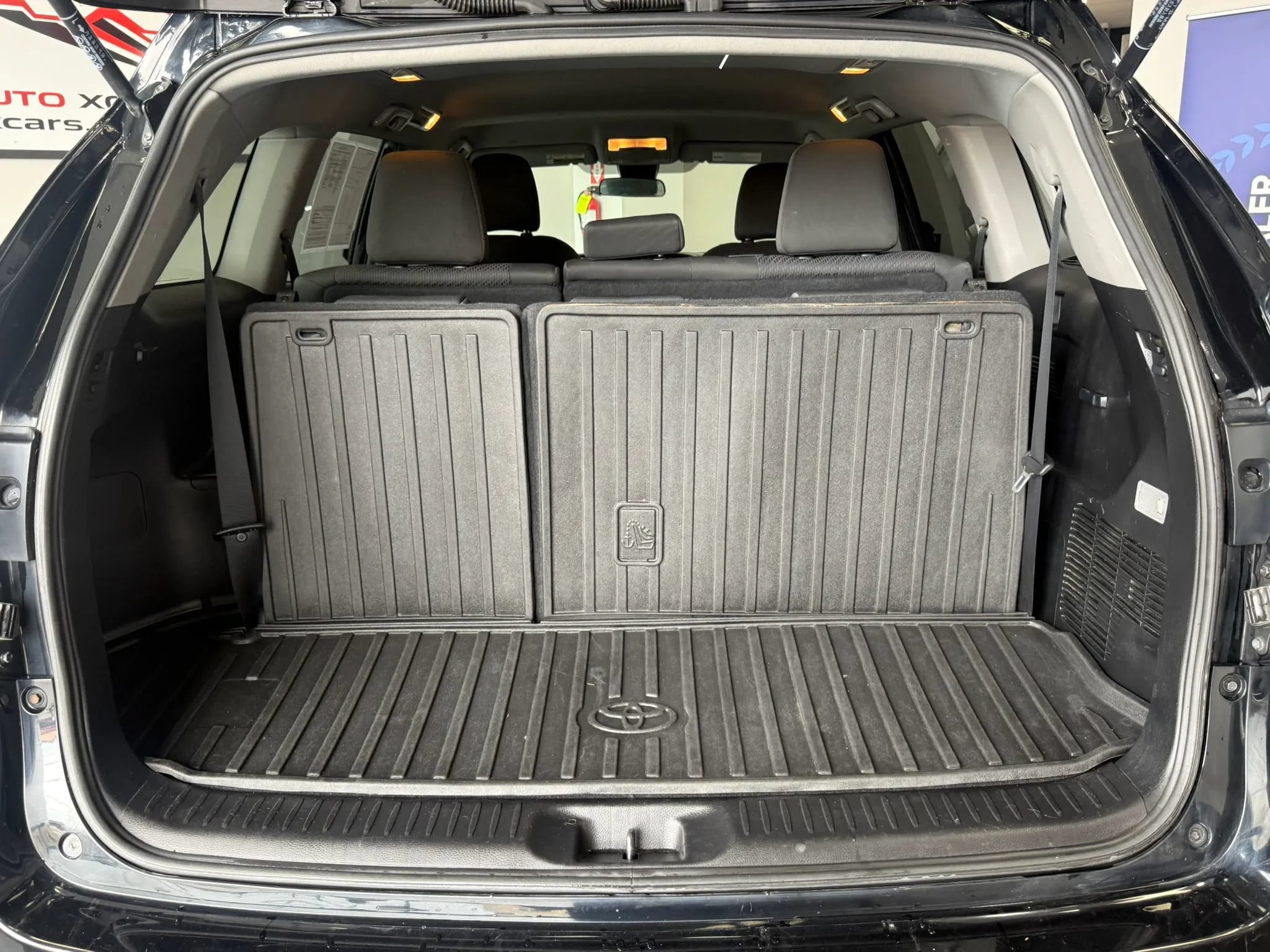 Used 2019 Toyota Highlander LE AWD/4WD image 30