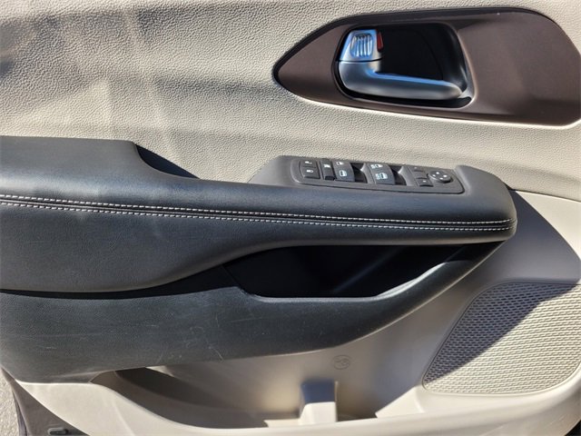 Used 2023 Chrysler Voyager LX image 34