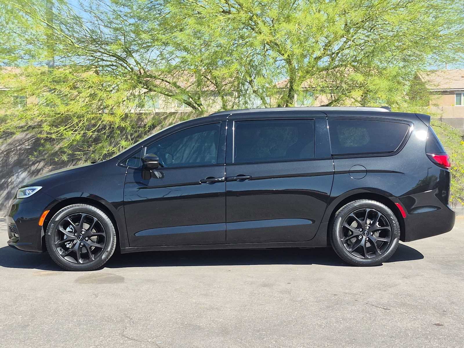 Used 2021 Chrysler Pacifica Touring-L w/ S Appearance Package image 6