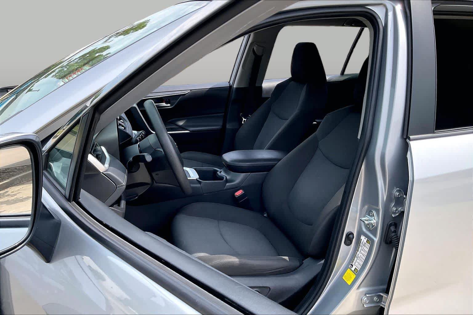 Used 2025 Toyota RAV4 XLE FWD image 15
