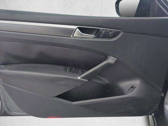 Used 2017 Volkswagen Passat 1.8T R-Line image 9