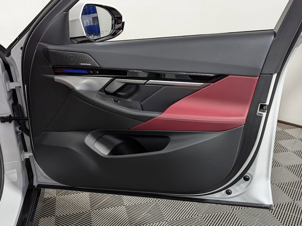 Used 2025 BMW 530i xDrive w/ M Sport Package image 38