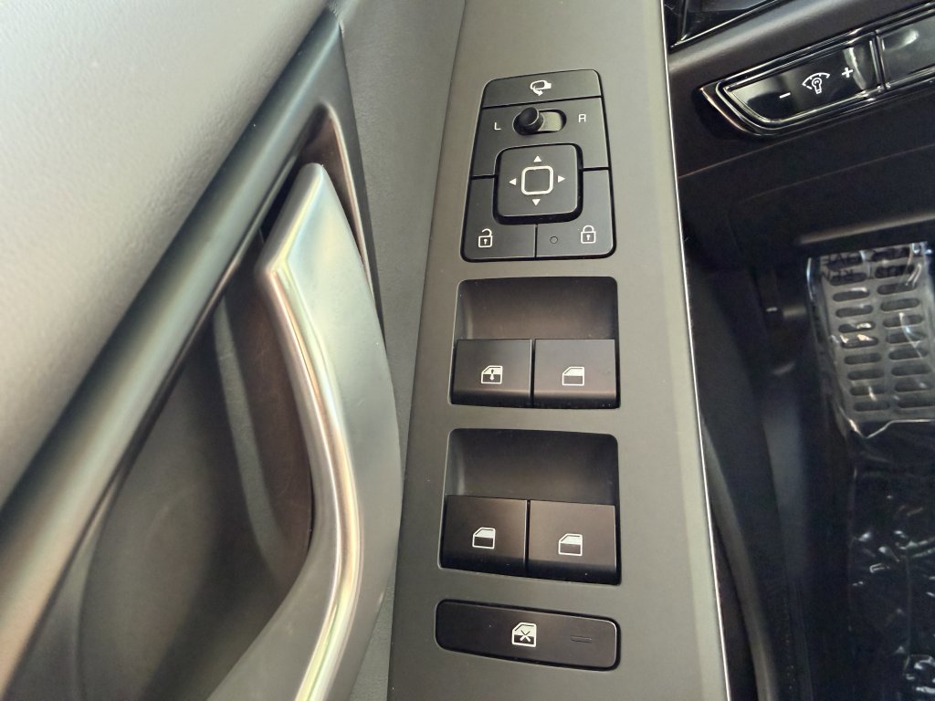Used 2024 Kia Niro EX Touring image 25