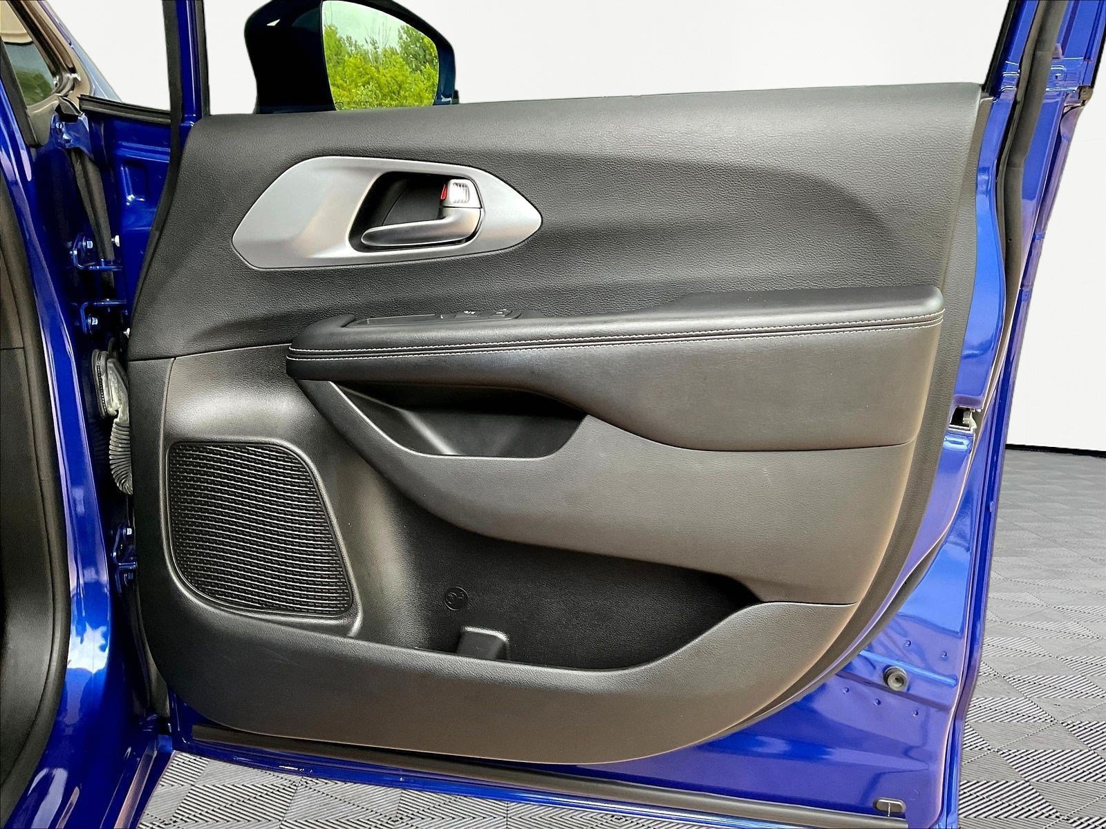 Used 2019 Chrysler Pacifica Touring-L w/ Advanced Safetytec Group FWD image 26