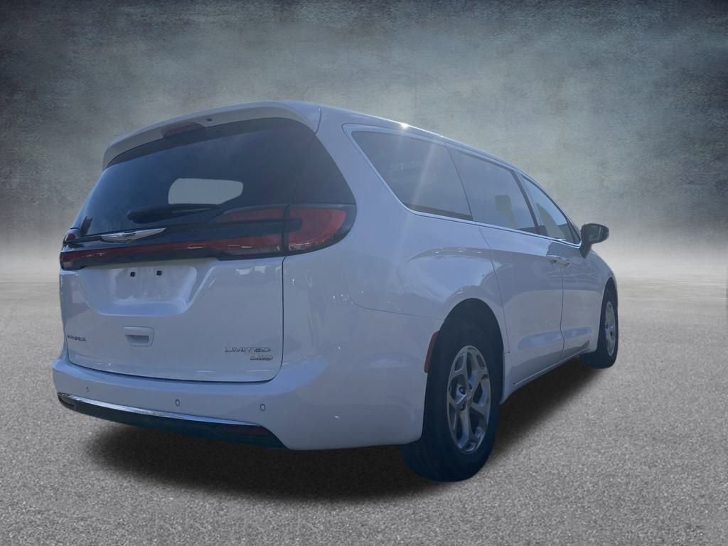 Used 2024 Chrysler Pacifica Limited image 7