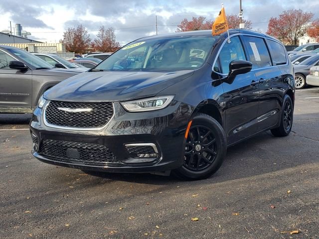 Certified 2024 Chrysler Pacifica Touring-L image 32