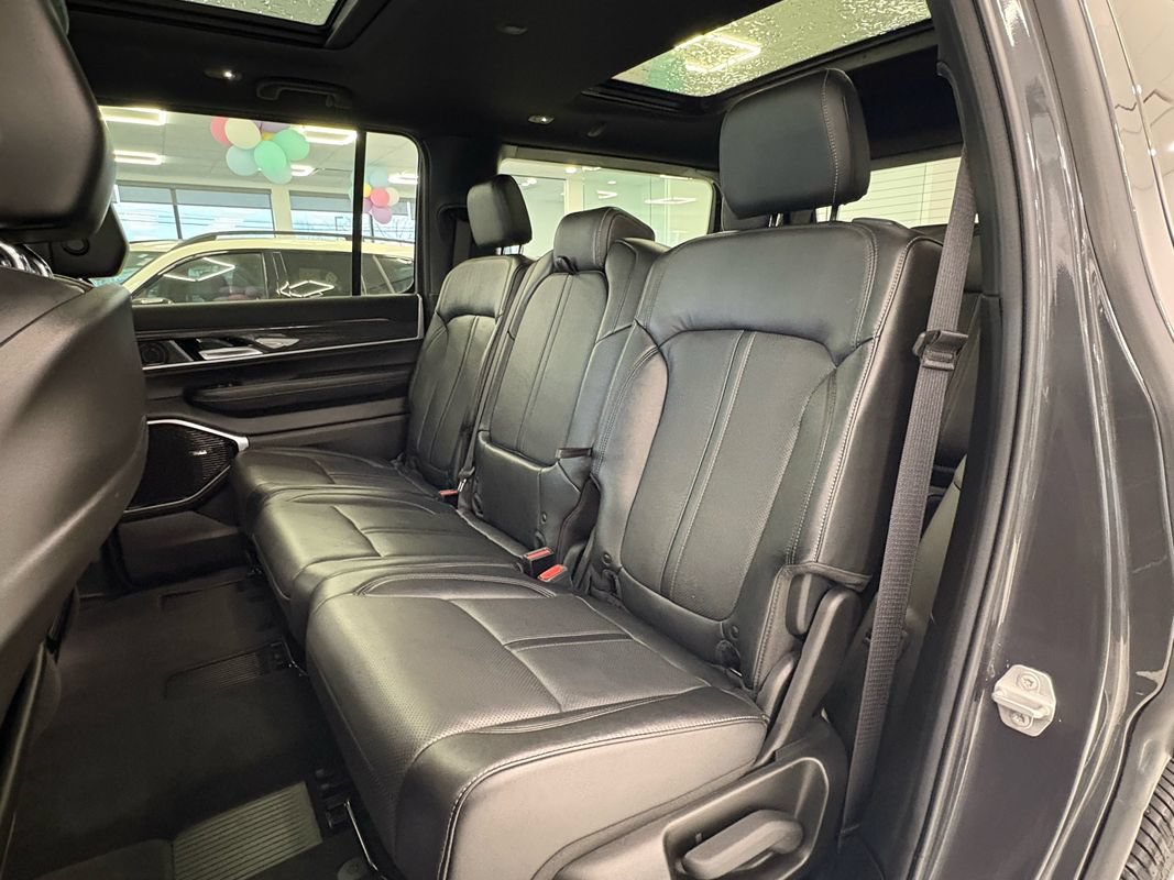 Used 2022 Jeep Wagoneer Series III w/ Premium Group I AWD/4WD image 23
