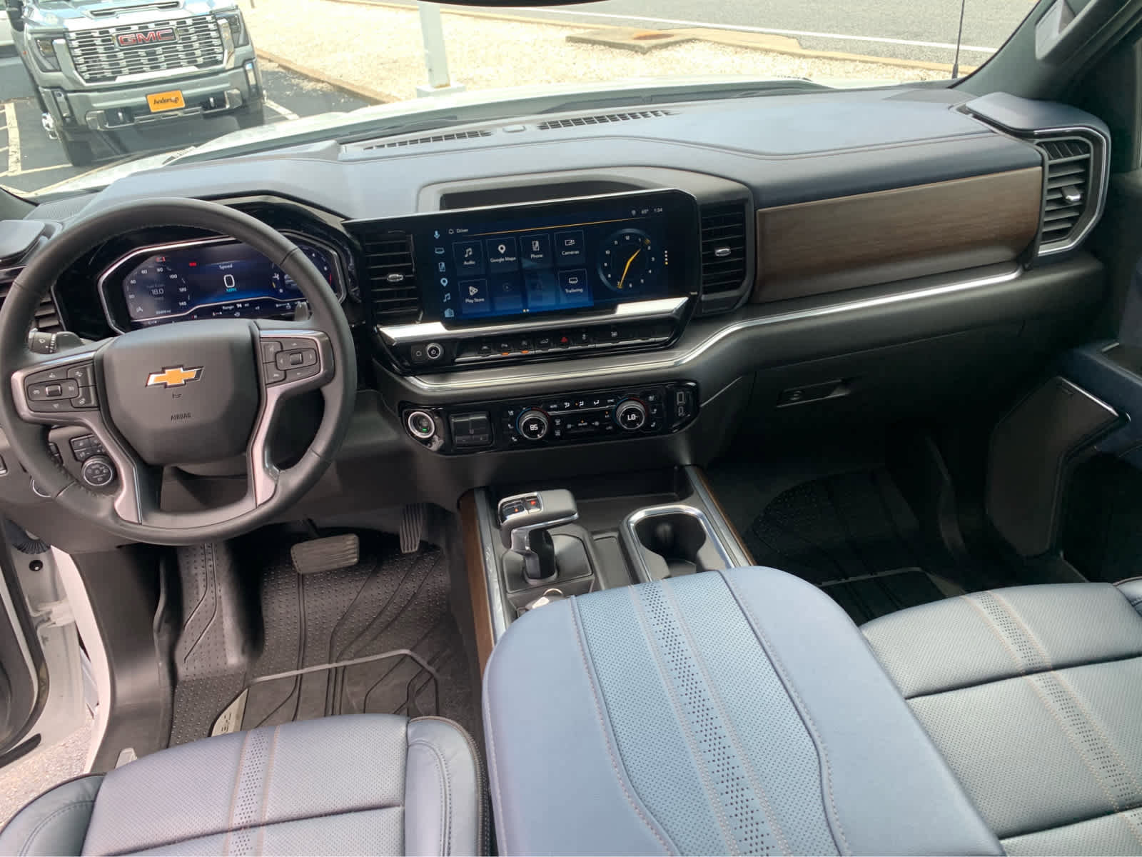 Used 2024 Chevrolet Silverado 1500 High Country w/ High Country Premium Package AWD/4WD image 9