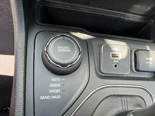 Used 2021 Jeep Cherokee Latitude Lux AWD/4WD image 29
