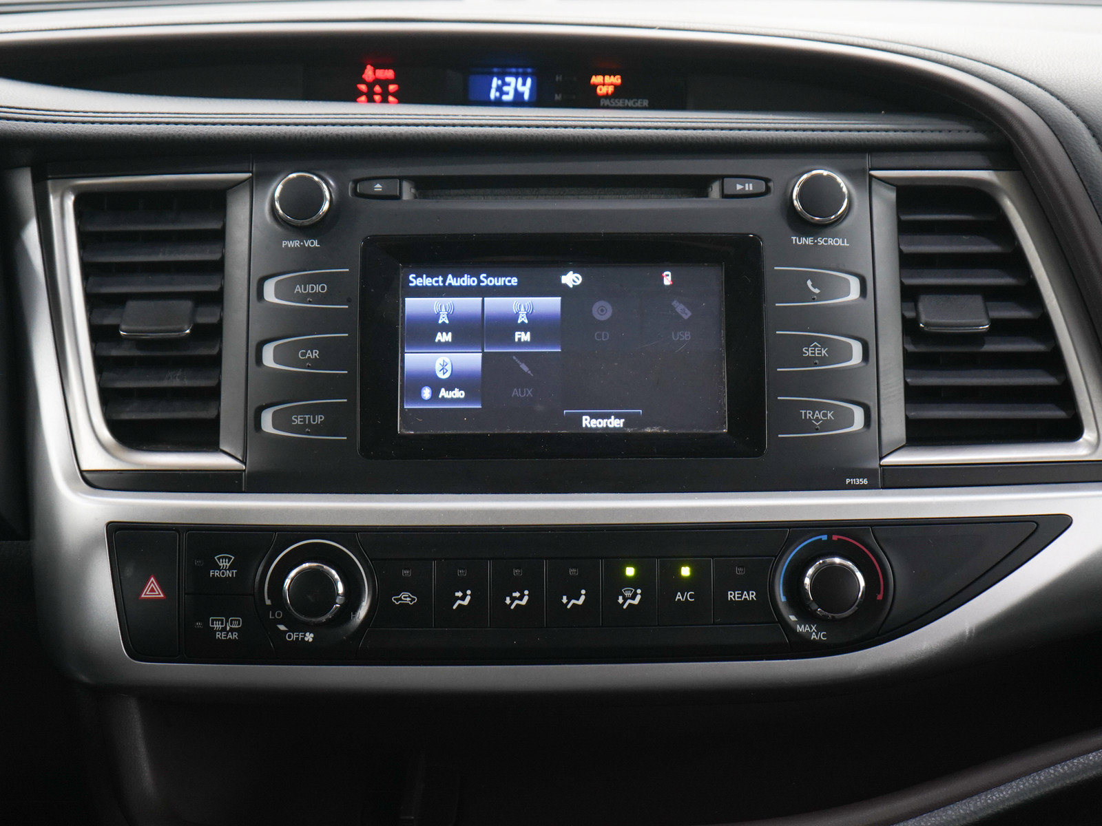 Used 2017 Toyota Highlander LE AWD/4WD image 16