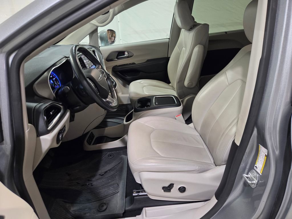 Used 2021 Chrysler Pacifica Touring-L w/ Uconnect Theater Family Group FWD image 13