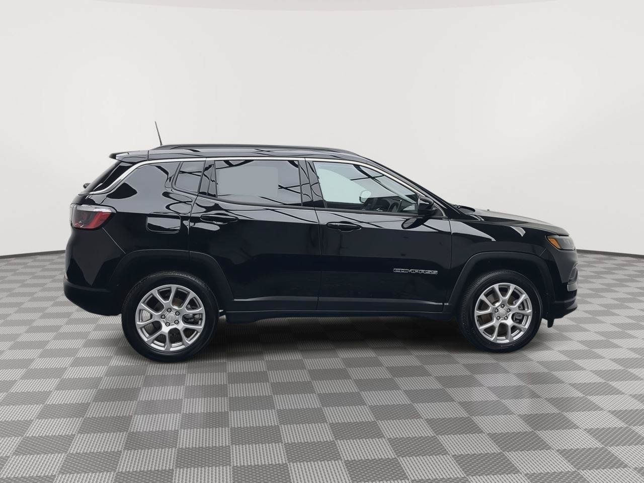 Used 2023 Jeep Compass Latitude AWD/4WD image 37