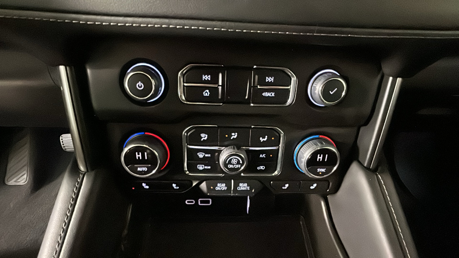 Used 2022 Chevrolet Suburban LT AWD/4WD image 27