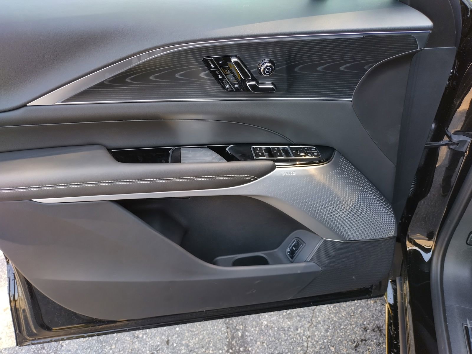 New 2026 Cadillac Lyriq V w/ LPO, Bronce Accent Package image 9