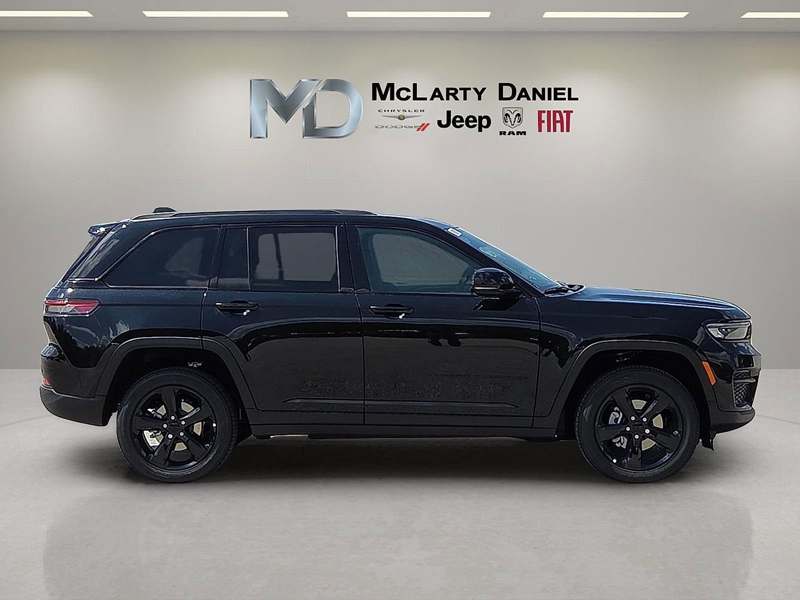 New 2025 Jeep Grand Cherokee Altitude image 6
