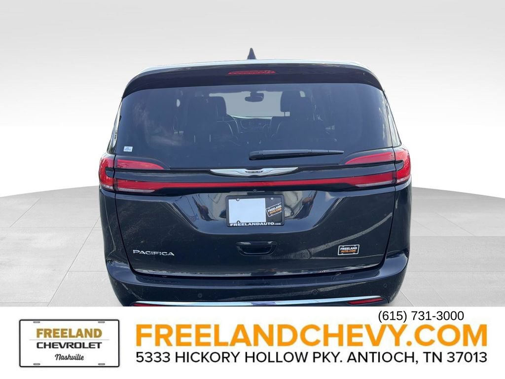 Used 2023 Chrysler Pacifica Touring-L FWD image 4