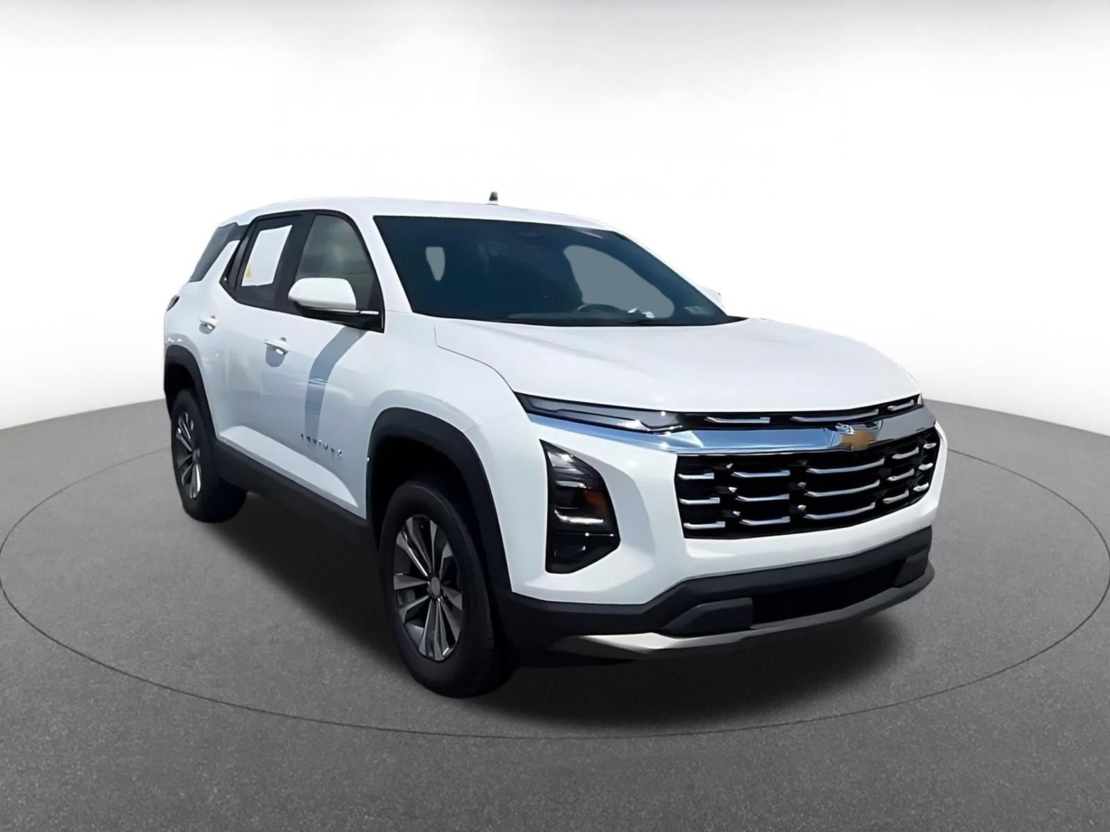 Used 2025 Chevrolet Equinox LT FWD image 2