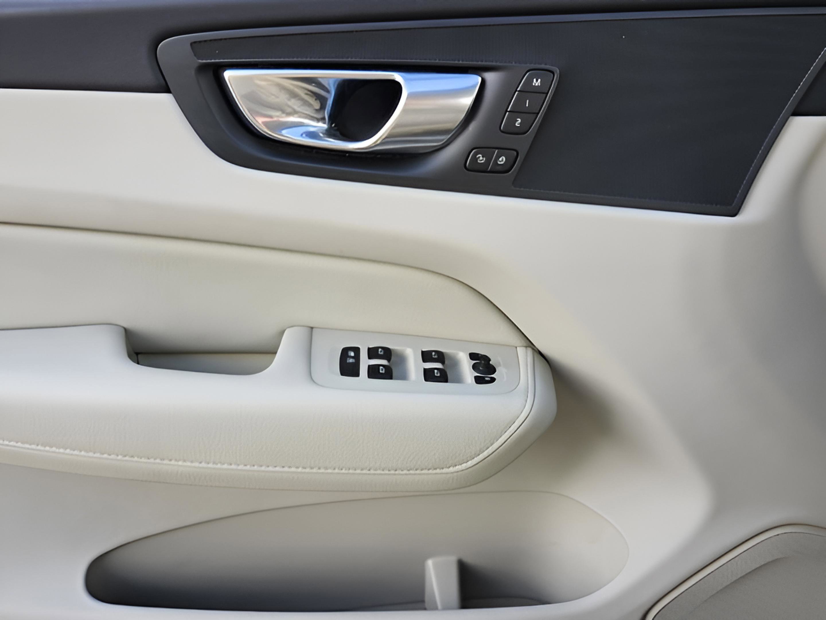 Used 2020 Volvo XC60 T8 Momentum w/ Protection Package Premier image 26