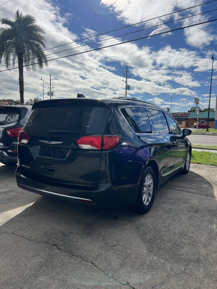 Used 2020 Chrysler Pacifica Touring-L FWD image 3