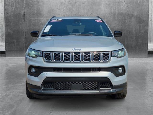 Used 2025 Jeep Compass Latitude AWD/4WD image 2