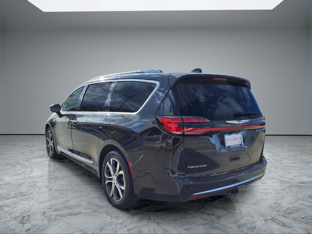 Used 2025 Chrysler Pacifica Pinnacle w/ Trailer Tow Group FWD image 5