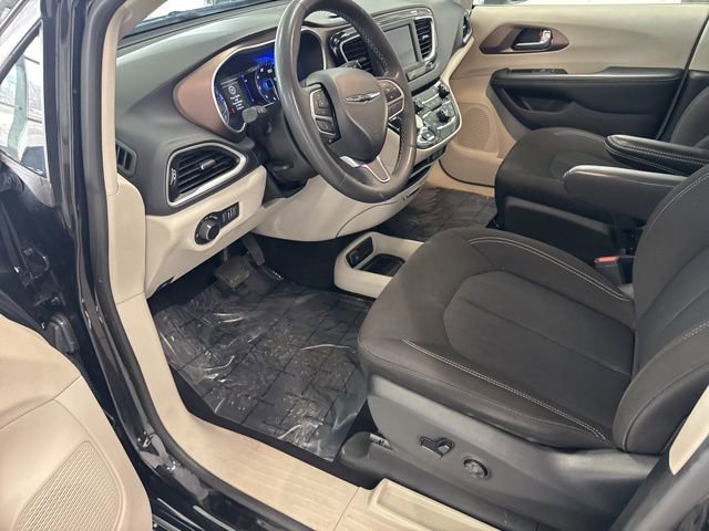 Used 2023 Chrysler Voyager LX image 14
