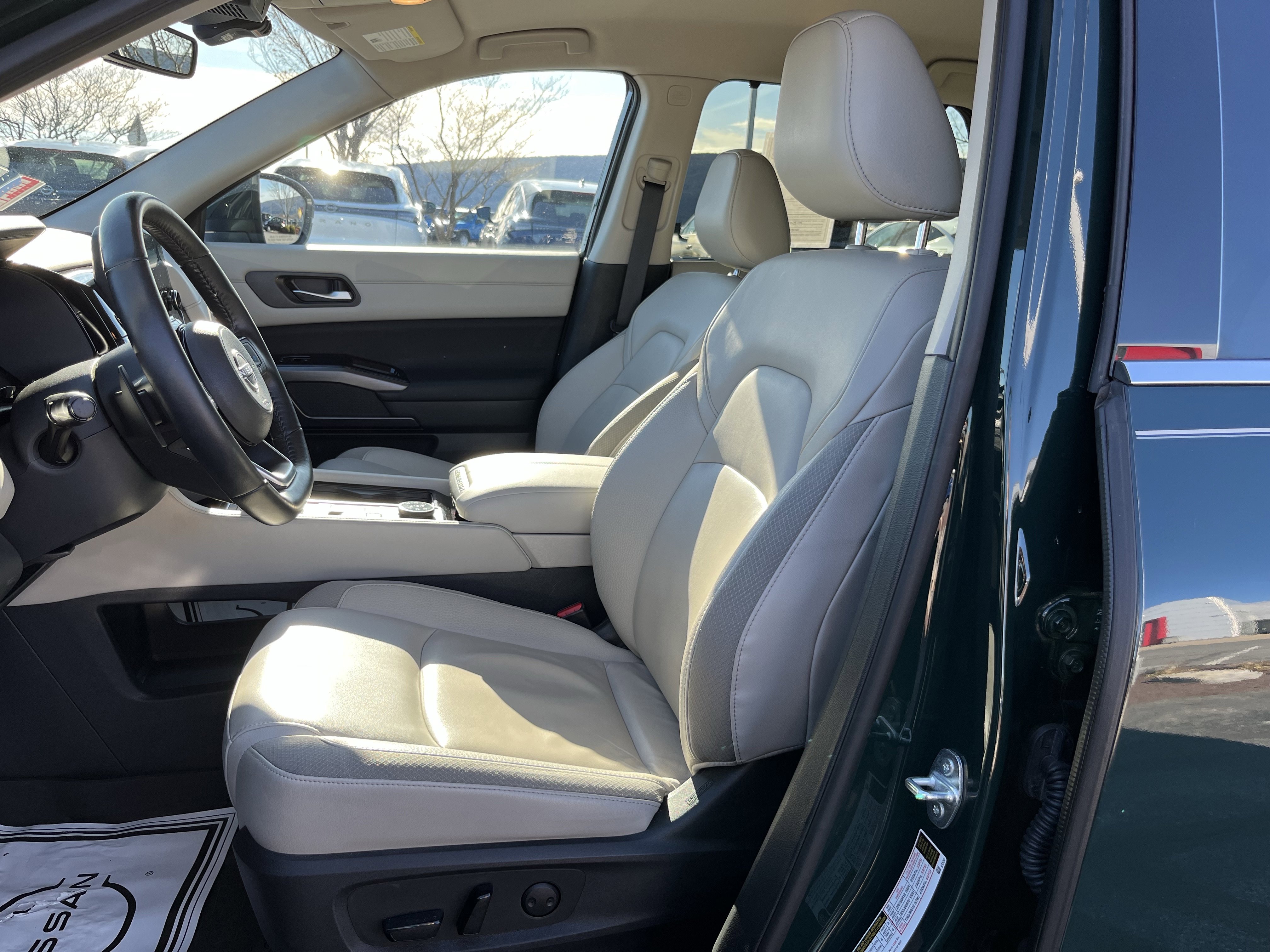 Used 2023 Nissan Pathfinder SL image 13